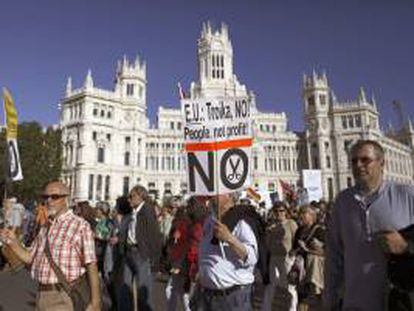 Un momento de la manifestación "Pueblos unidos contra la troika" convocada por Marea Ciudadana en contra de las políticas de ajuste de déficit, a su paso por la plaza de Cibeles, en Madrid.