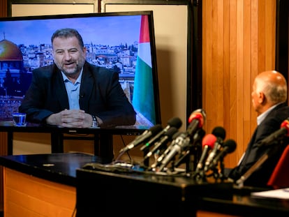 El dirigente de Fatah Yibril Rayub observa en la pantalla al responsable de Hamás Saleh al Aruri, el jueves en Ramala.