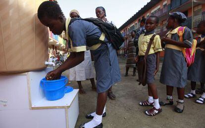 Unas ni&ntilde;as se lavan las manos, en un colegio en Lagos.