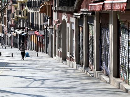 Comercios cerrados en la calle de la Ribera de Curtidores, en Madrid.