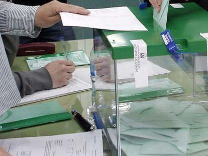 Una urna durante las pasadas elecciones del 25-M. 