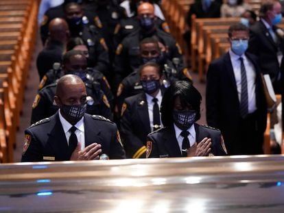 Miembros de la policía del campus de la Texas Southern University, en el velatorio.