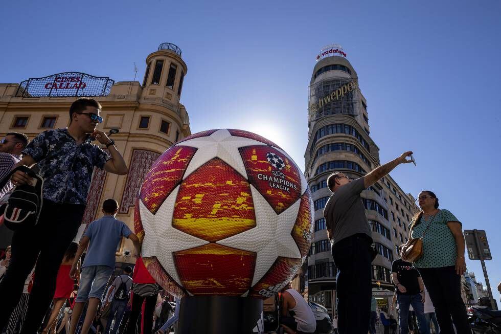 Un balón gigante de la Champions League instalado en la Plaza de Callao (Madrid).
