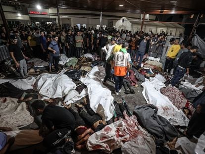 Los cuerpos de las víctimas del ataque al hospital Al Ahli de Gaza eran depositados el martes a las puertas del centro sanitario Al Shifa, donde fueron trasladados.