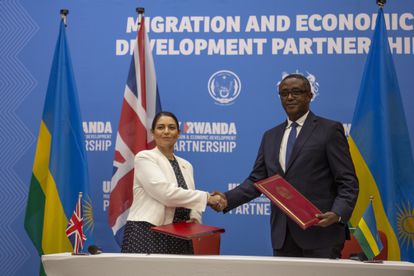 La ministra del Interior de Gran Bretaña, Priti Patel, sella con el ministro de Relaciones Exteriores de Ruanda, Vincent Biruta, el acuerdo de protección “remota” entre el Reino Unido y Ruanda.