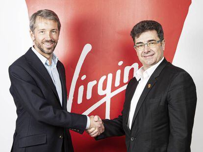 Josh Bayliss, consejero delegado de Virgin (I), y José Miguel Garcia, consejero delegado de Euskaltel.