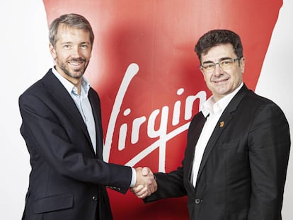 Josh Bayliss, consejero delegado de Virgin (I), y José Miguel Garcia, consejero delegado de Euskaltel.