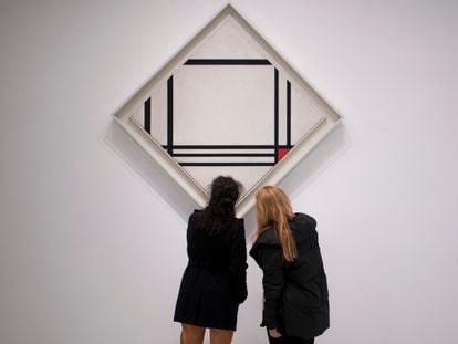 Dos visitantes en la exposición del Reina Sofía 'Mondrian y el movimiento De Stijl'.