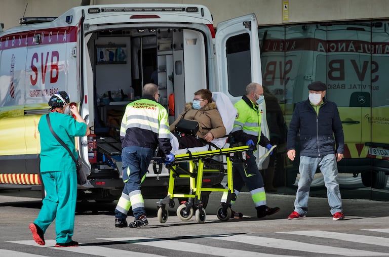 Una ambulancia traslada a una mujer con covid en la Comunidad Valenciana.