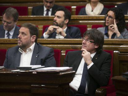 Oriol Junqueras y Carles Puigdemont en el Parlament.