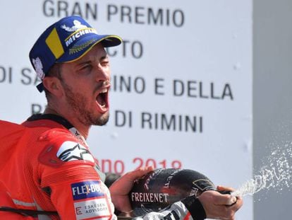 Dovizioso celebra su victoria en el podio.