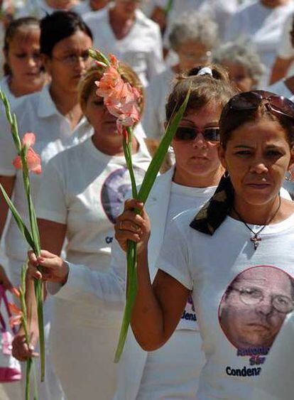 Miembros de las Damas de Blanco, durante la marcha ayer en La Habana.