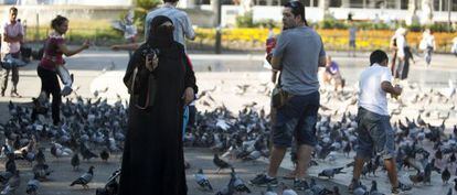 Una mujer con 'niqab' en la Plaza Catalunya, en Barcelona.