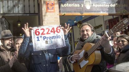 Numerosos vecinos de San Lucar la Mayor (Sevilla) se concentraron junto a la administración de loteria del pueblo para celebrar el Gordo de 2013