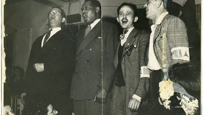 Bart van der Schelling, Paul Robeson, Moe Fishman y Art Landis cantan para las brigadas internacionales en un concierto en España (1938).