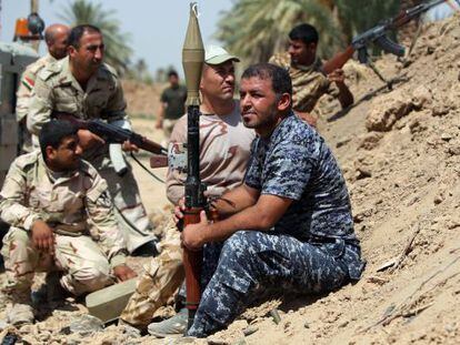 Soldados iraqu&iacute;es mantienen su posici&oacute;n durante un enfrentamiento con milicianos del Estado Isl&aacute;mico, a 75 kil&oacute;metros de Bagdad.