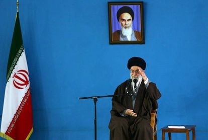 El líder supremo iraní, Jamenei, habla a un grupo de militares el domingo.