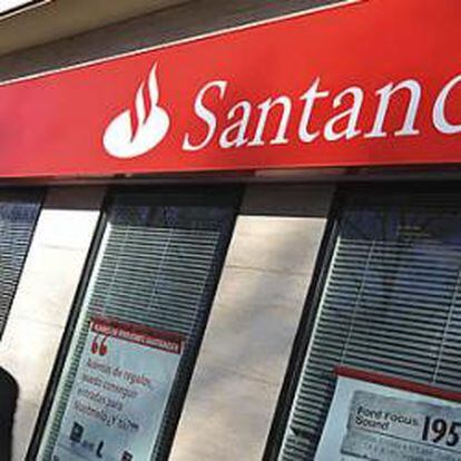 Fachada de una oficina de Banco Santander en Madrid.