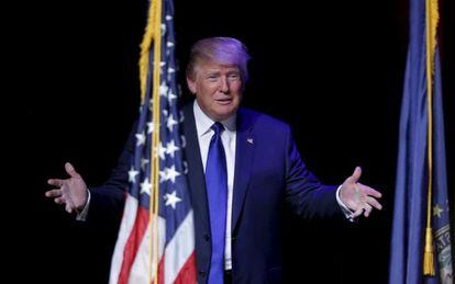 El candidato republicano Donald Trump sale al escenario en Derry. 