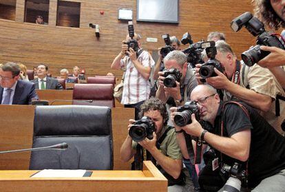 Varios fotógrafos retratan el escaño de Francisco Camps, esta mañana, en el Parlamento valenciano.