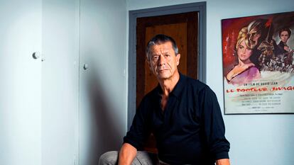 Emmanuel Carrère en su casa de París, el 25 de agosto en París.