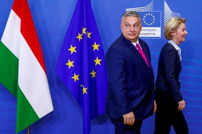 El primer ministro húngaro, Viktor Orbán, junto a la presidenta de la Comisión Europea, Ursula von der Leyen, en Bruselas en 2020.
