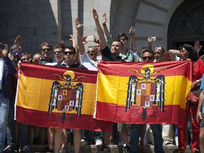Un grupo de personas con banderas franquistas en el Valle de los Caídos.