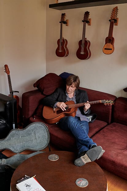 El músico Nacho Vegas en su casa de Gijón.