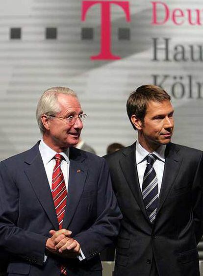 El presidente del consejo de supervisión de Deutsche Telekom, Klaus Zumwinkel (izquierda), y el presidente ejecutivo, René Obermann.