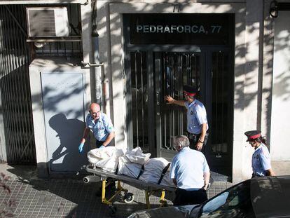 Momento en que retiran el cuerpo de una mujer asesinada por su pareja en Barcelona en 2014.