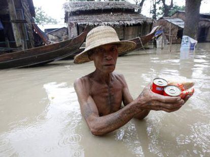 Un hombre recibe ayuda en Nyaung Tone, una de las localidades afectadas por las inundaciones que han asolado varias regiones de Myanmar.