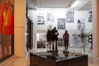 Visitantes en la exposición, con una obra de Elisa Pardo Puch al frente.