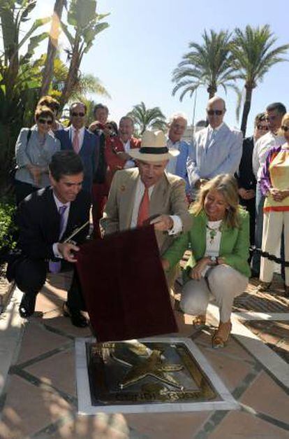 Rudolf Graf Von Shöurg, más conocido como el Conde Rudi (c), acompañado de la alcaldesa marbellí, Ángeles Muñoz, destapa la estrella que le ha dedicado hoy, martes 25 de septiembre de 2012, el Centro de Iniciativas Turísticas de Marbella (CIT), en el bulevar de la fama de Puerto Banús, coincidiendo con su octogésimo cumpleaños.