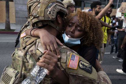 Una mujer abraza a un soldado de la Guardia Nacional durante las protestas de este martes en Los Ángeles, California.