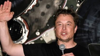 Elon Musk se dirige a los empleados de SpaceX al anunciar, en septiembre, el primer vuelo privado a la órbita lunar.