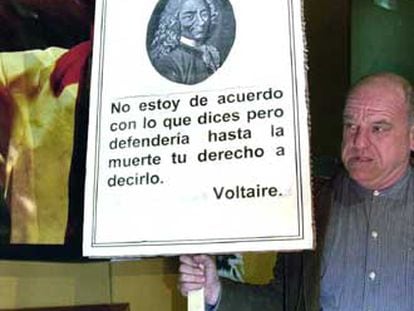 El cómico Leo Bassi sujeta un cartel en el que muestra una cita de Voltaire, ayer en Toledo.