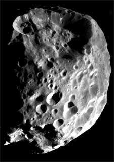 La nave <i>Cassini</i> ha captado imágenes como esta, de la extraña luna Febe. Los cráteres pueden provenir de impactos recientes.