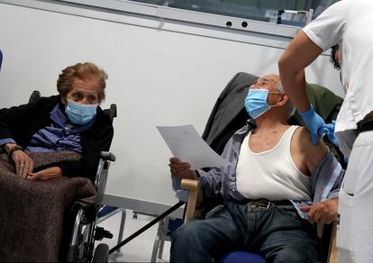 Vacunación de personas mayores de 80 años en el Hospital Enfermera Isabel Zendal en Madrid, el pasado 17 de marzo.