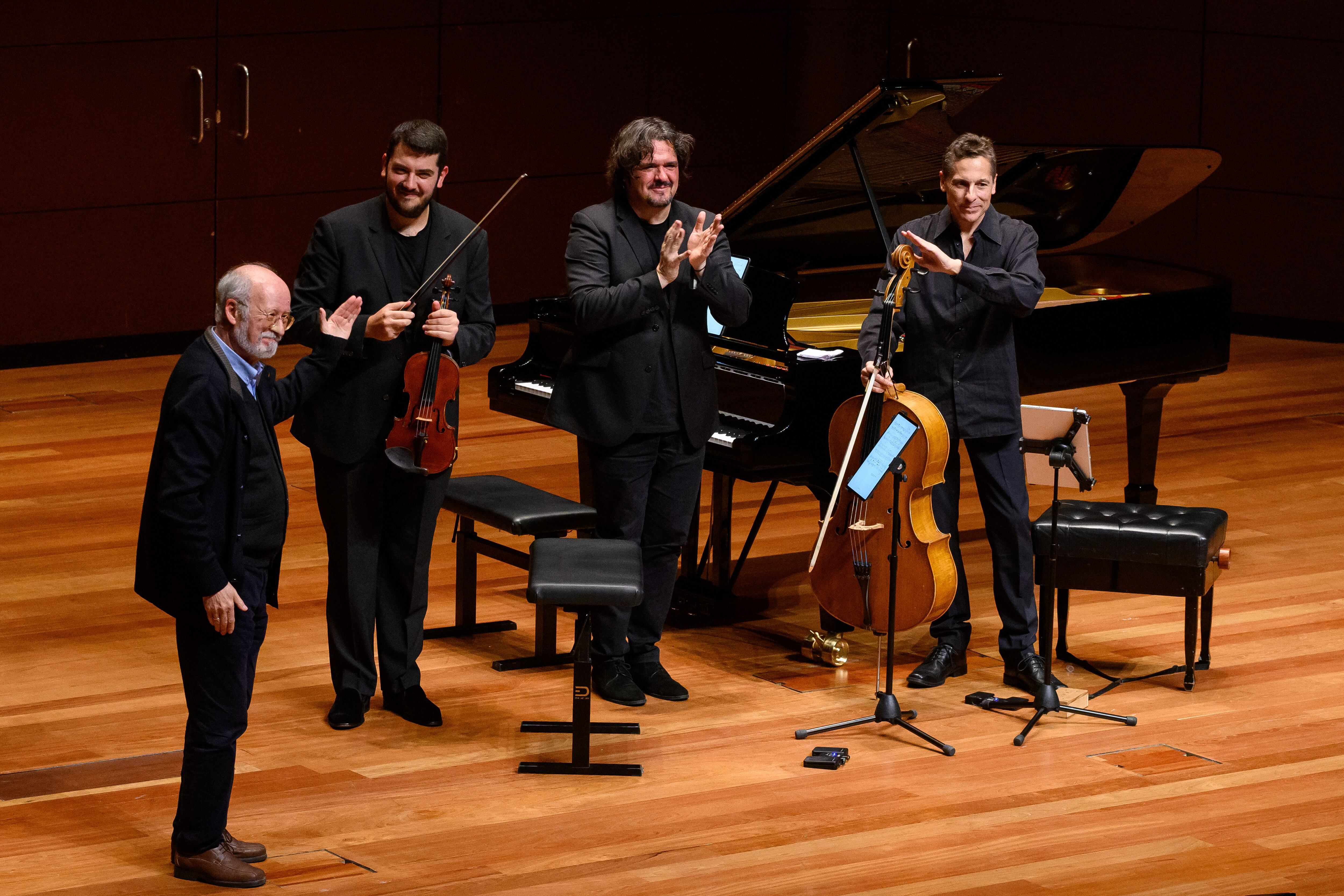 El compositor José Luis Turina (izquierda) y el Trío Arbós.