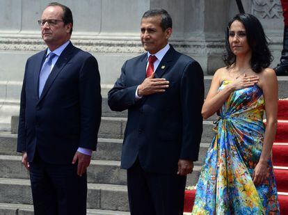 El presidente francés, François Hollande, Ollanta Humala, presidente de Perú, y su mujer, Nadine Heredia.