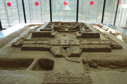 Cancho Romano es un yacimiento visitable. A su lado tiene un centro de interpretación en el que se puede ver, por ejemplo, esta maqueta del santuario.