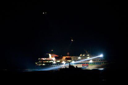 El buque turco asaltado por la armada israelí es escoltada por dos naves hebreas y lo que parecen ser dos helicópteros.