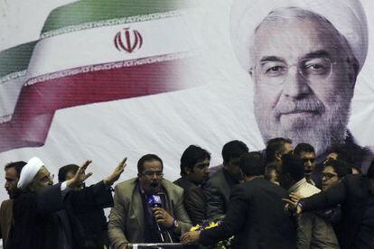 El candidato Hassan Rohani saluda a sus partidarios en un mitin en Shiraz.