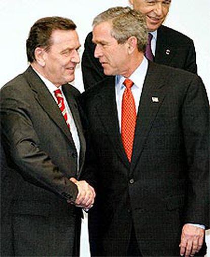 Schröder (izquierda) y Bush se estrechan la mano ayer en Praga.