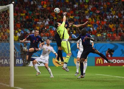Stefan de Vrij de los países bajos desvía el balón y logra el tercer gol a Iker Casillas durante el partido de FIFA World Cup Brasil Grupo B 2014 entre España y Holanda