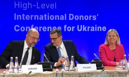 El primer ministro ucranio, Denis Shmihal, junto a sus homólogos de Polonia y Suecia, Mateusz Morawiecki y Magdalena Andersson.