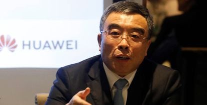 Liang Hua, presidente de Huawei, en rueda de prensa en París.