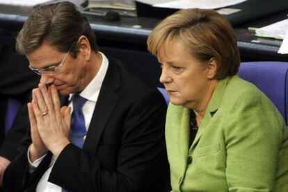Angela Merkel y su vicecanciller, Guido Westerwelle, durante un debate en el Bundestag.