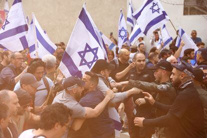 Manifestantes se enfrentan con la policía, este jueves en Tel Aviv.
