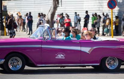 Un automóvil clásico transita con turistas el 22 de febrero, en La Habana
